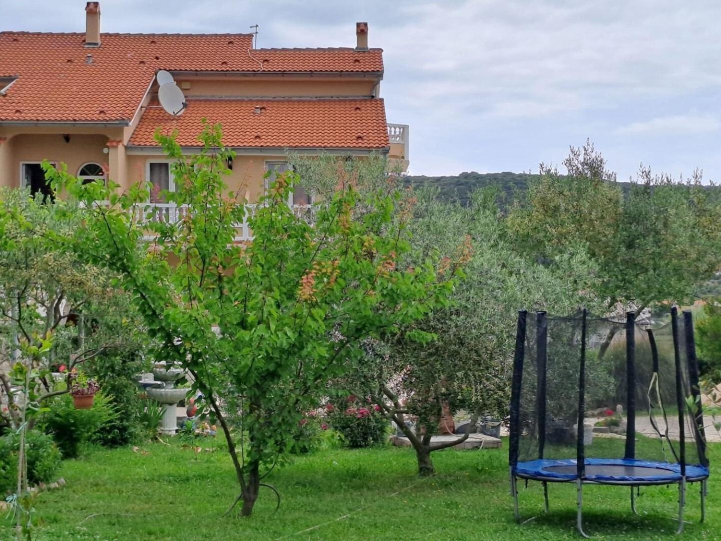 Apartments Mig - With Beautiful Garden Супетарска-Драга Экстерьер фото